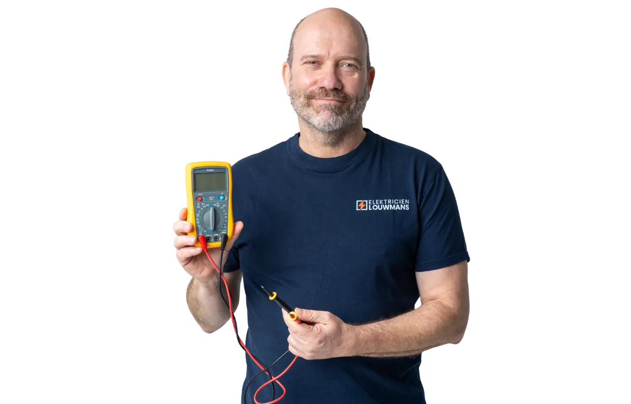 Elektricien van Elektricien Louwmans met een multimeter
