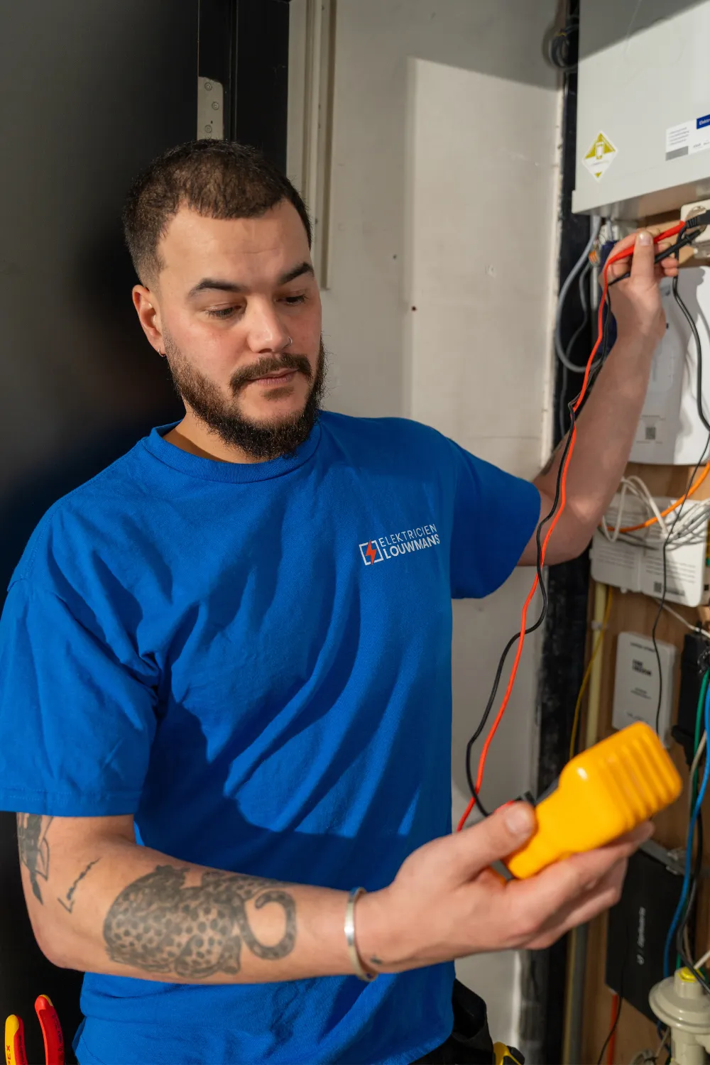 Elektricien van Elektricien Louwmans test met een meetinstrument in de meterkast